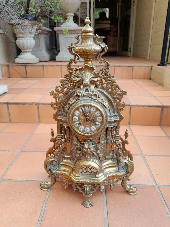 A 20th Century Garniture Set with Clock and Pair of Candelabras With Key - Image 7