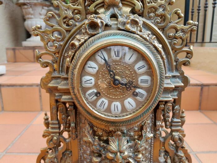 A 20th Century Garniture Set with Clock and Pair of Candelabras With Key - Image 9