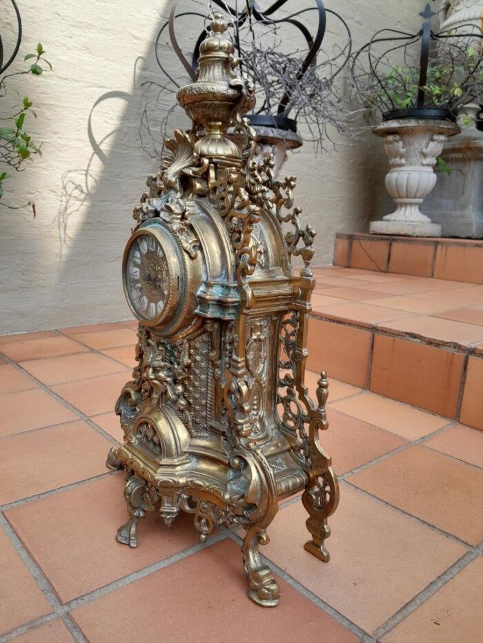 A 20th Century Garniture Set with Clock and Pair of Candelabras With Key - Image 11