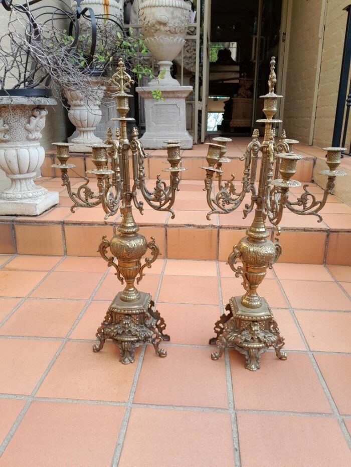 A 20th Century Garniture Set with Clock and Pair of Candelabras With Key - Image 12