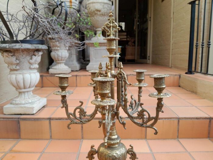 A 20th Century Garniture Set with Clock and Pair of Candelabras With Key - Image 17
