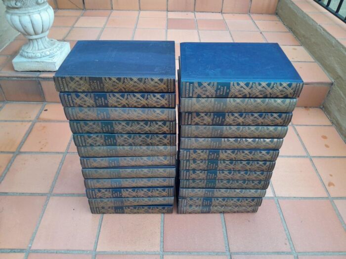 An Early 20th Century Circa 1932 Full Set of 14th Edition Encyclopaedia Britannica.  Twenty-Four (24) Volumes published in America with Black Cloth Covers - Image 3