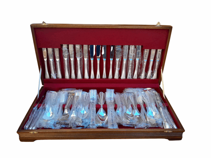 An Eetrite12 Place Canteen Of Avon Design Silver Plate  Cutlery Set