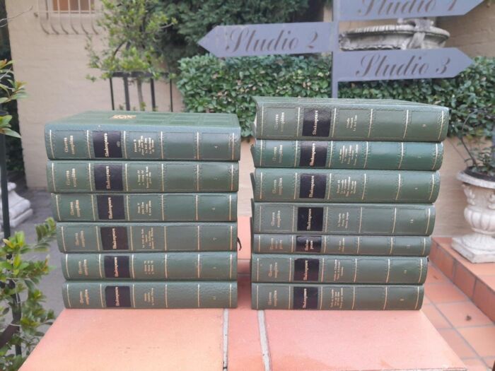 A 20th Century French Set Of Thirteen Volumes Of Shakespeare Covered In Green Leather With Gilded Embossing - Image 2