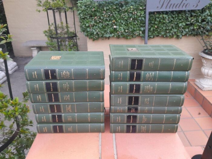 A 20th Century French Set Of Thirteen Volumes Of Shakespeare Covered In Green Leather With Gilded Embossing - Image 3