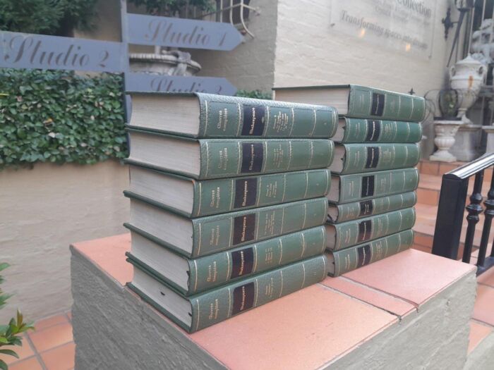 A 20th Century French Set Of Thirteen Volumes Of Shakespeare Covered In Green Leather With Gilded Embossing - Image 4