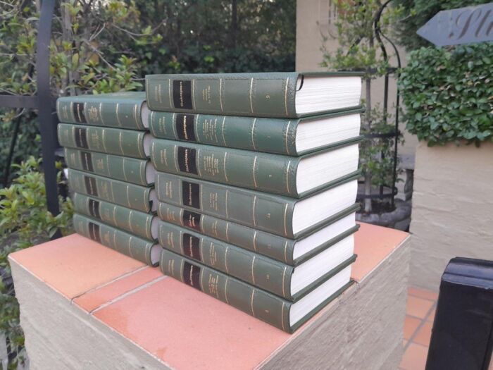 A 20th Century French Set Of Thirteen Volumes Of Shakespeare Covered In Green Leather With Gilded Embossing - Image 5