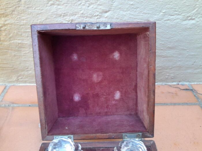 An 18th / Early 19th Century Georgian Mahogany Tantalus With Four Cut Glass Decanters And Three Georgian London Silver Wine Labels - Image 5